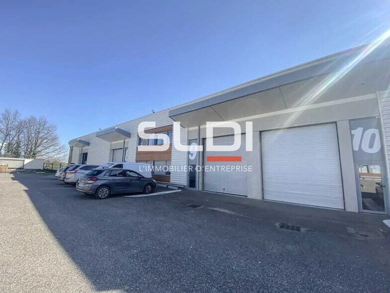 Local d’activités dans Saint-Priest à louer - Photo de l’immeuble – Image 1 sur 5