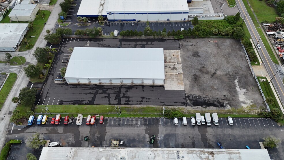 8810 Enterprise Blvd, Largo, FL à louer - Photo de l’immeuble – Image 3 sur 9
