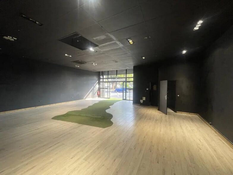 Local commercial dans Mandelieu-la-Napoule à louer - Photo de l’immeuble – Image 1 sur 7