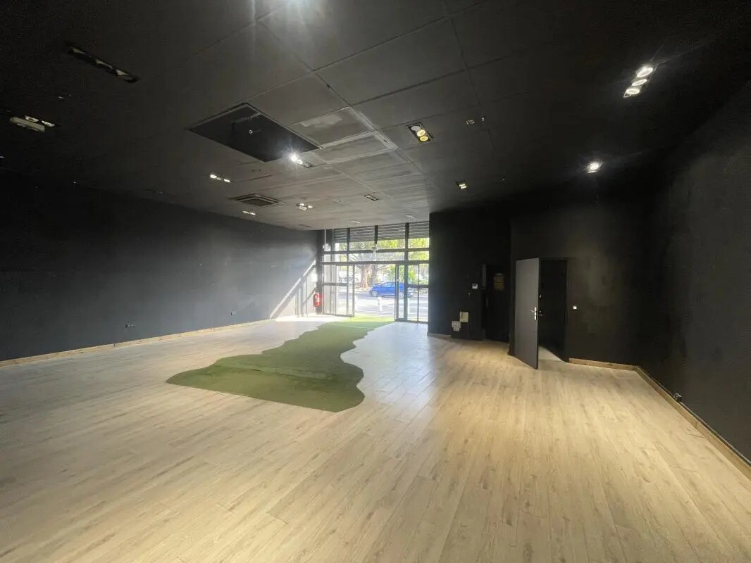 Local commercial dans Mandelieu-la-Napoule à louer Photo intérieure– Image 1 sur 8