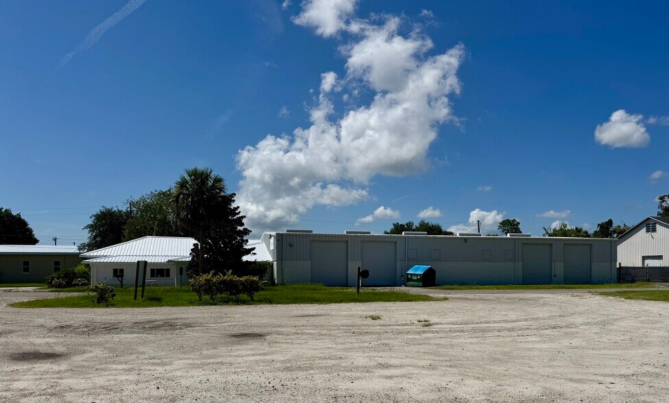 2430 S Nova Rd, Daytona Beach, FL à louer - Photo de l’immeuble – Image 1 sur 8