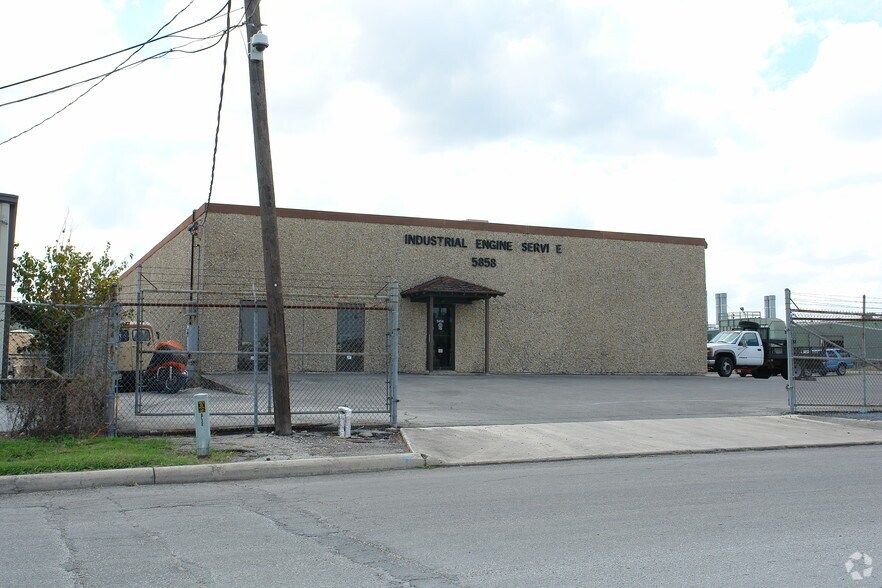 5858 Bicentennial St, San Antonio, TX à vendre - Photo de l’immeuble – Image 3 sur 13