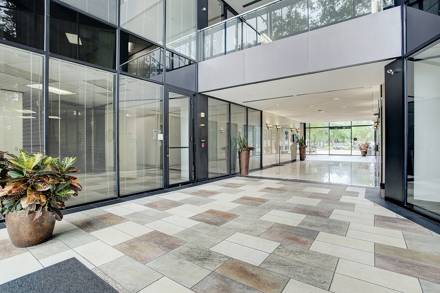 3200 Wilcrest Dr, Houston, TX à louer - Photo de l’immeuble – Image 2 sur 7