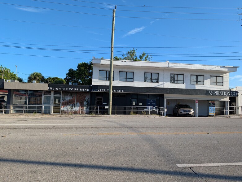2206-2208 NE 26th St portefeuille de 2 biens à vendre sur LoopNet.fr - Photo de l’immeuble – Image 3 sur 7