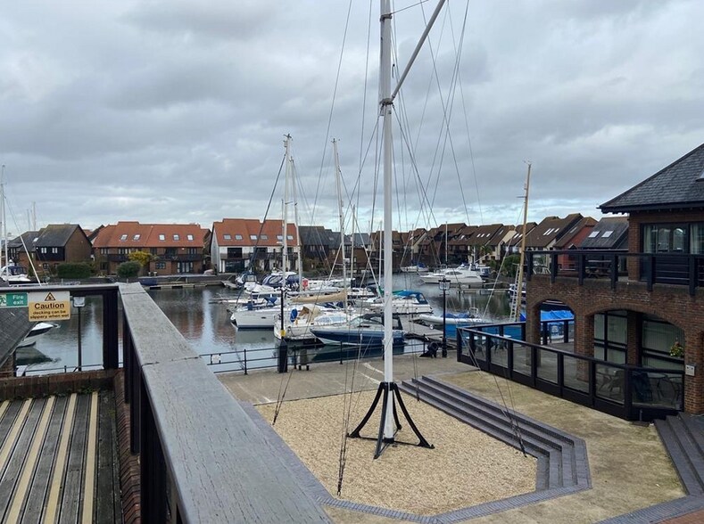 12-27 Shamrock Way, Southampton à louer - Photo de l’immeuble – Image 2 sur 3