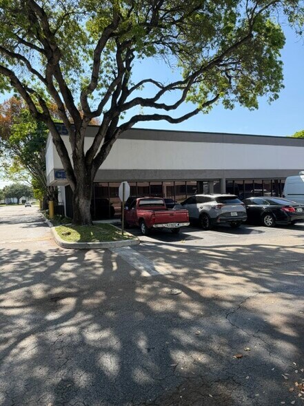 2560 N Powerline Rd, Pompano Beach, FL à louer - Photo de l’immeuble – Image 3 sur 12