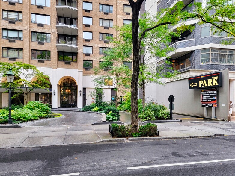 10 W 66th St, New York, NY à louer - Photo de l’immeuble – Image 3 sur 14