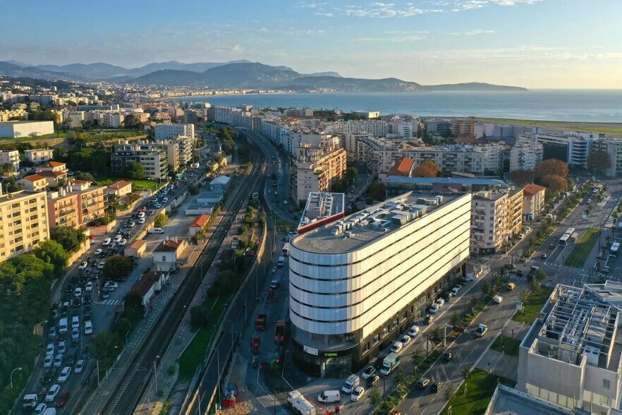 Bureau dans Nice à louer - Photo de l’immeuble – Image 1 sur 32