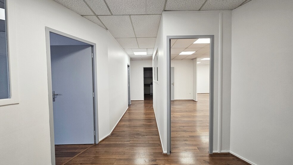 10 Avenue Du Général De Gaulle, Pontault-Combault à louer - Photo de l’immeuble – Image 3 sur 12