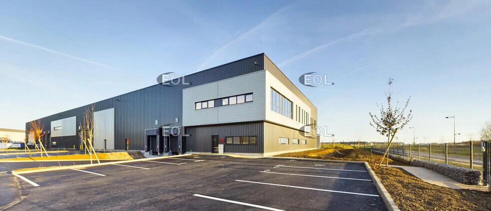 Local d’activités dans Brie-Comte-Robert à louer - Photo de l’immeuble – Image 2 sur 10