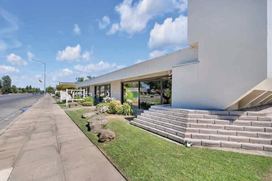 1665 W Shaw Ave, Fresno, CA à vendre - Photo de l’immeuble – Image 3 sur 11