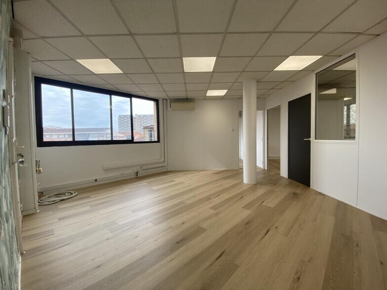 18 Place Roguet, Toulouse à louer - Photo de l’immeuble – Image 3 sur 14