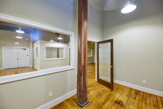 1250 Revolution Mill Dr, Greensboro, NC à louer Photo intérieure– Image 2 sur 9
