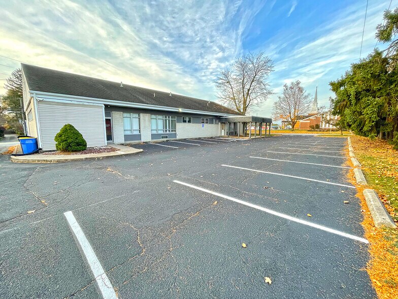 4918 Locust Ln, Harrisburg, PA à vendre - Photo de l’immeuble – Image 2 sur 16