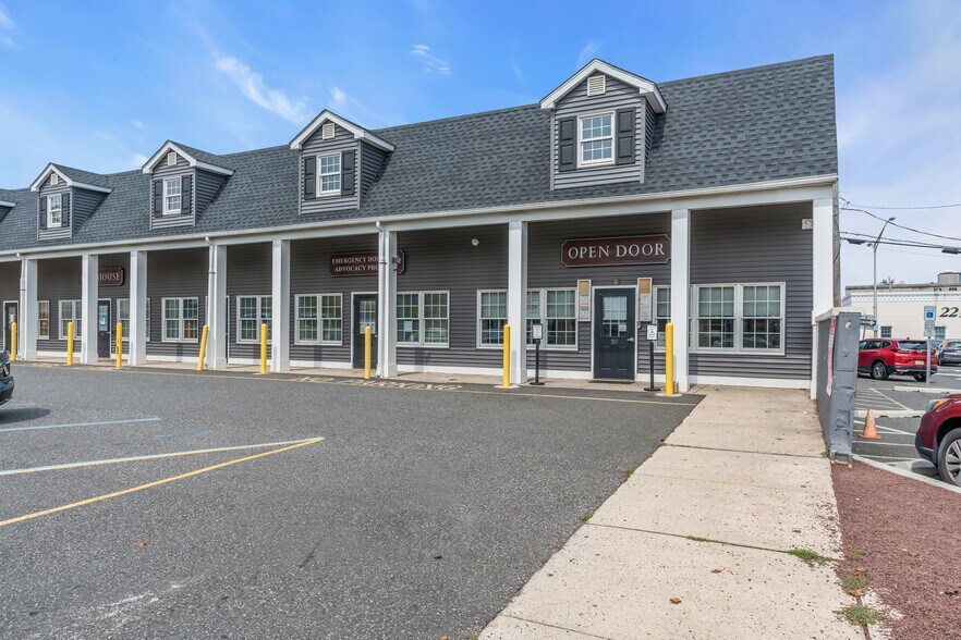39 Throckmorton St, Freehold, NJ à louer - Photo de l’immeuble – Image 1 sur 11