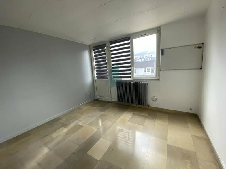 Local d’activités dans Cergy à louer - Photo de l’immeuble – Image 3 sur 10