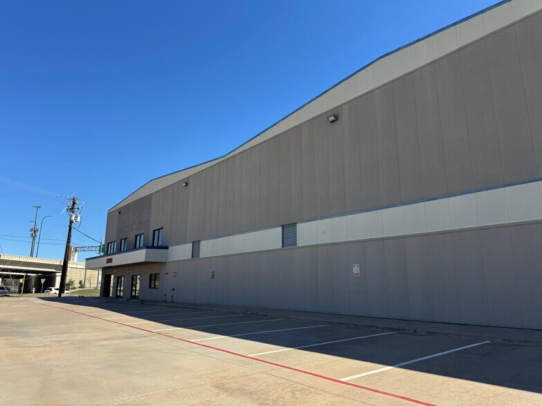 8305 Springdale Rd, Austin, TX à louer - Photo de l’immeuble – Image 1 sur 8