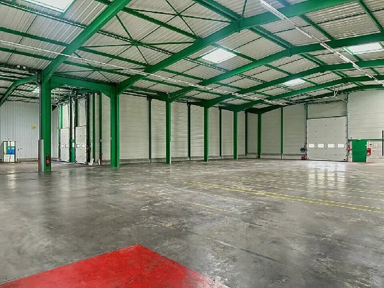 Local d'activités dans Oyonnax à vendre - Photo de l’immeuble – Image 2 sur 3