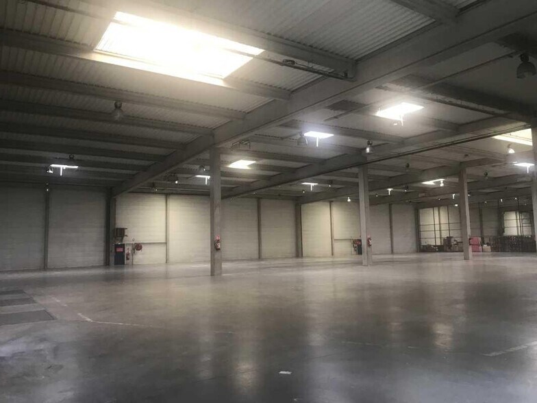 Industriel/Logistique dans Élancourt à louer - Photo de l’immeuble – Image 1 sur 1