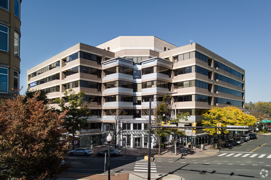 3033 Wilson Blvd, Arlington, VA à louer - Photo de l’immeuble – Image 1 sur 7