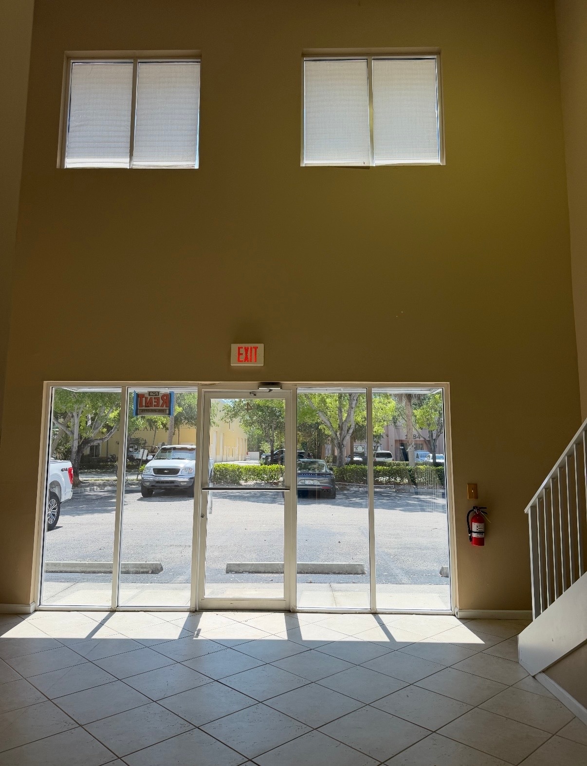 1085 Business Ln, Naples, FL à louer Hall d’entrée– Image 1 sur 5