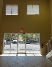 1085 Business Ln, Naples, FL à louer Hall d’entrée– Image 1 sur 5