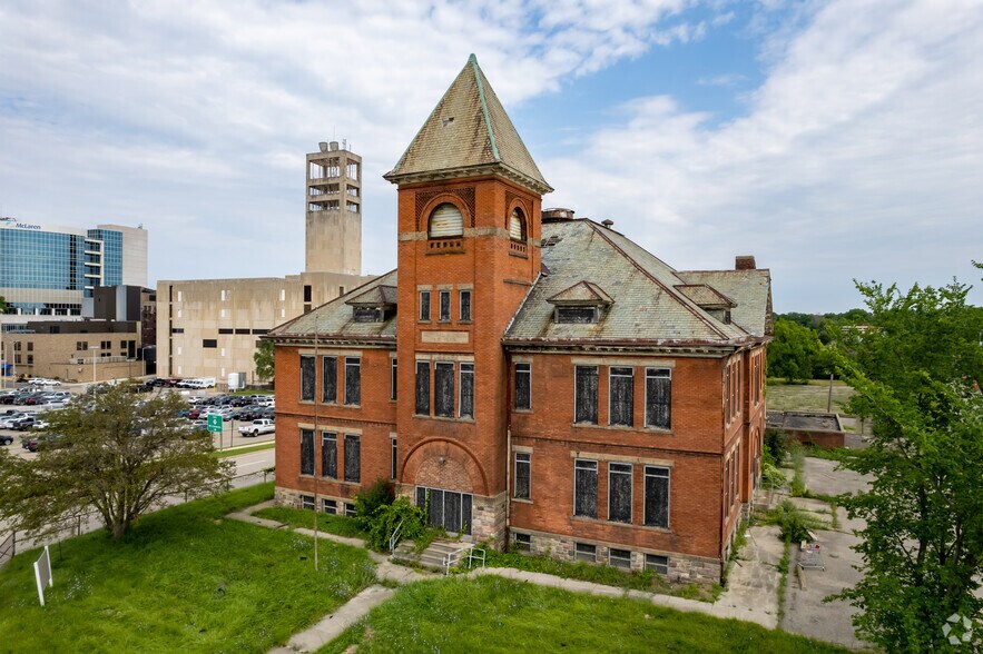 47700 Woodward Ave, Pontiac, MI à louer - Photo de l’immeuble – Image 1 sur 5
