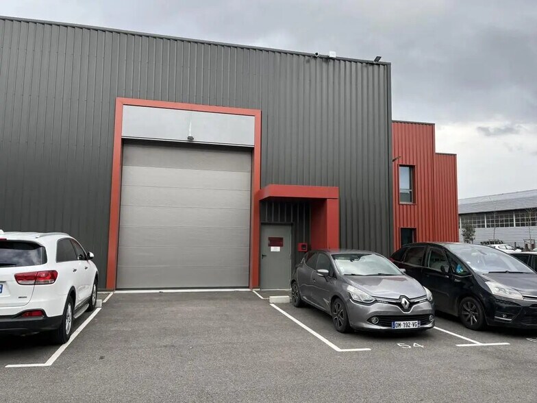 Local d’activités dans Chassieu à louer - Photo de l’immeuble – Image 2 sur 35