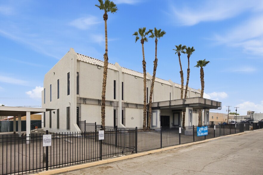 844 E Sahara Ave, Las Vegas, NV à louer - Photo de l’immeuble – Image 2 sur 32