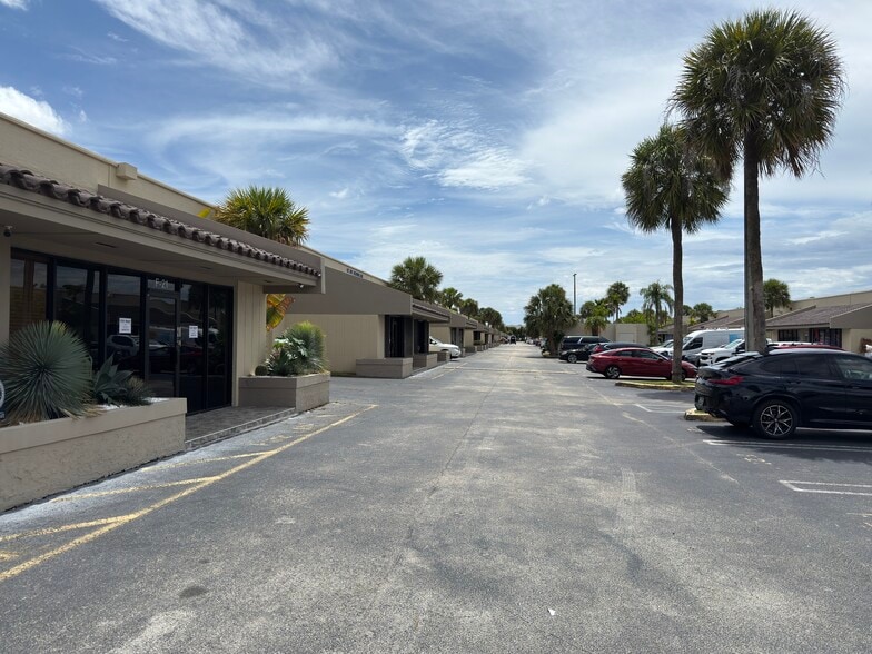 6157 NW 167th St, Miami Lakes, FL à louer - Photo de l’immeuble – Image 3 sur 5
