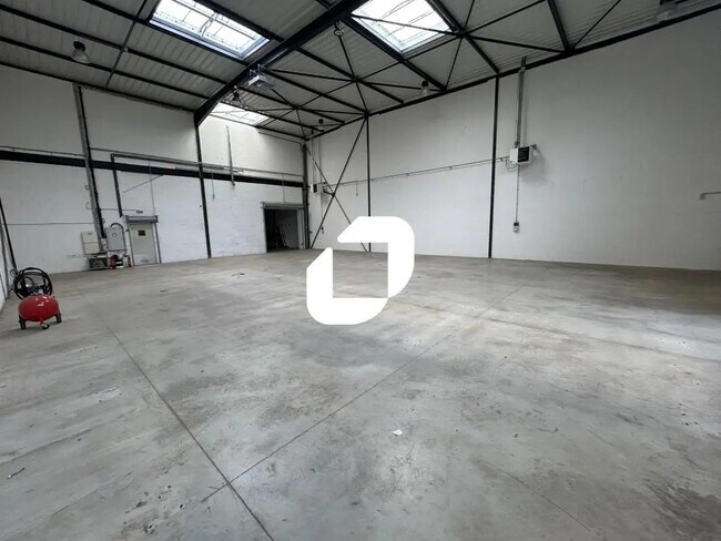 Plus de détails pour Local d’activités à vendre