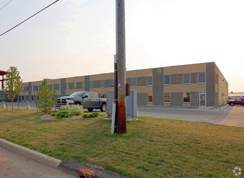7304-7426 52 St NW, Edmonton, AB à vendre - Photo de l’immeuble – Image 2 sur 13