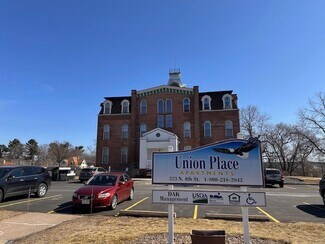 Plus de détails pour 223 N 4th St, Black River Falls, WI - Logement à vendre