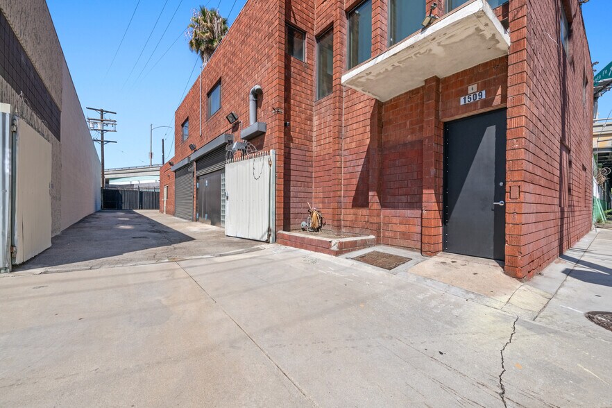 1509 Mateo St, Los Angeles, CA à vendre - Photo de l’immeuble – Image 1 sur 31
