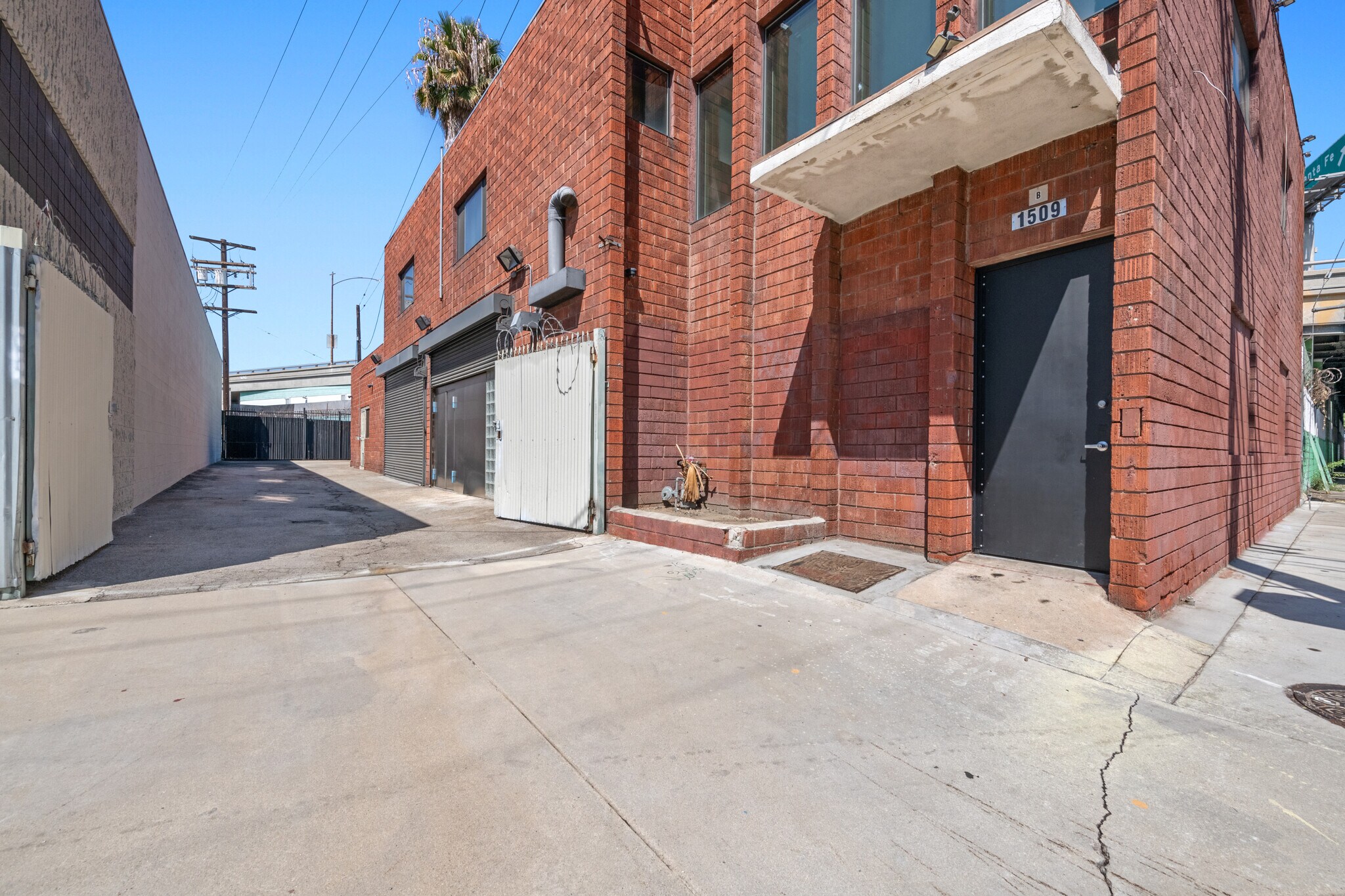 1509 Mateo St, Los Angeles, CA à vendre Photo de l’immeuble– Image 1 sur 32