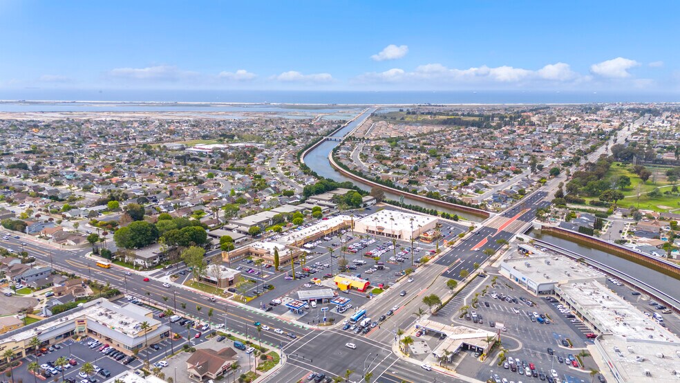 5858 Warner Ave, Huntington Beach, CA à louer - Aérien – Image 2 sur 11