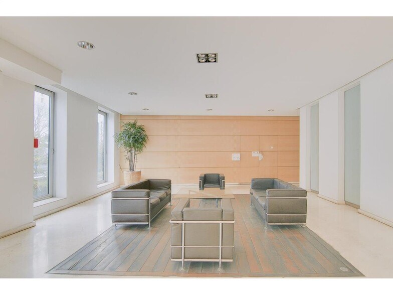 Bureau dans Aubervilliers à louer - Hall d’entrée – Image 3 sur 8