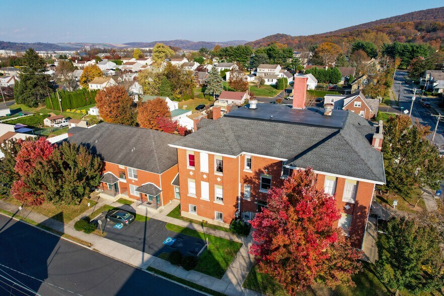 215 E High St, Hellertown, PA à vendre - Photo de l’immeuble – Image 3 sur 16