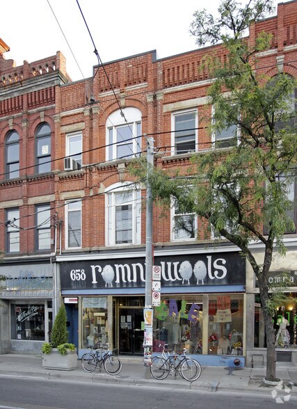656-658 Queen St W, Toronto, ON à louer - Photo de l’immeuble – Image 2 sur 5
