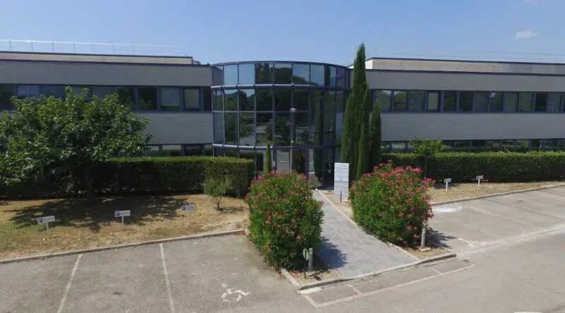 Local d’activités dans Rousset à louer - Photo de l’immeuble – Image 2 sur 8