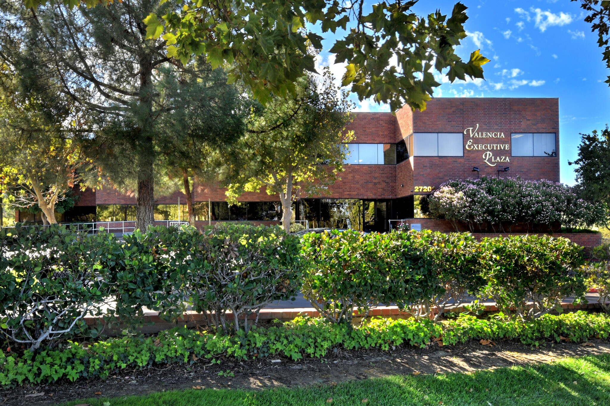 27201 Tourney Rd, Valencia, CA à louer Photo de l’immeuble– Image 1 sur 8
