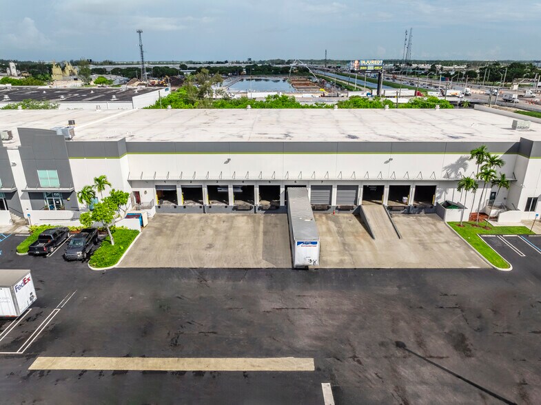 11205-11265 NW 131st St, Medley, FL à louer - Photo de l’immeuble – Image 1 sur 8