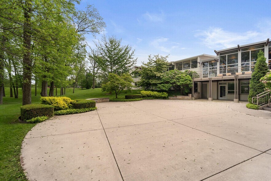 8223 N Port Washington Rd, Fox Point, WI à louer - Photo de l’immeuble – Image 2 sur 17