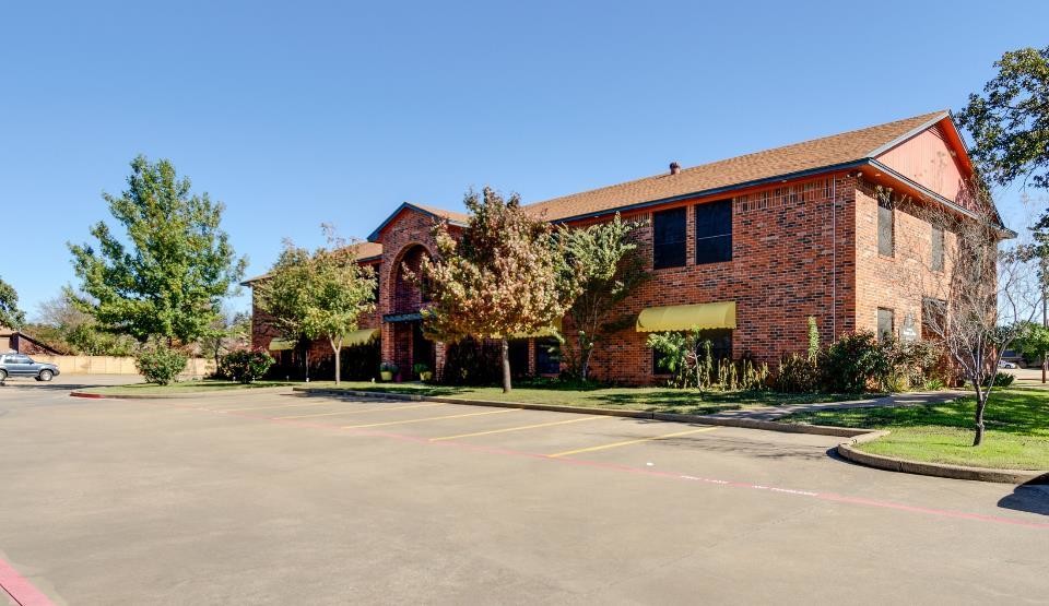 313 Harwood Rd, Bedford, TX à louer - Photo de l’immeuble – Image 2 sur 17