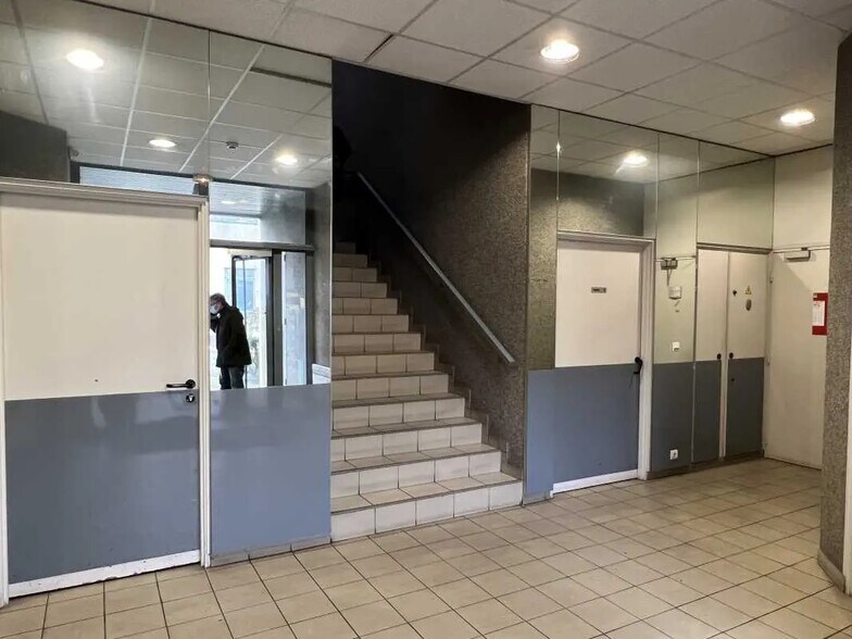 Local d'activités dans Chilly-Mazarin à vendre - Hall d’entrée – Image 2 sur 7