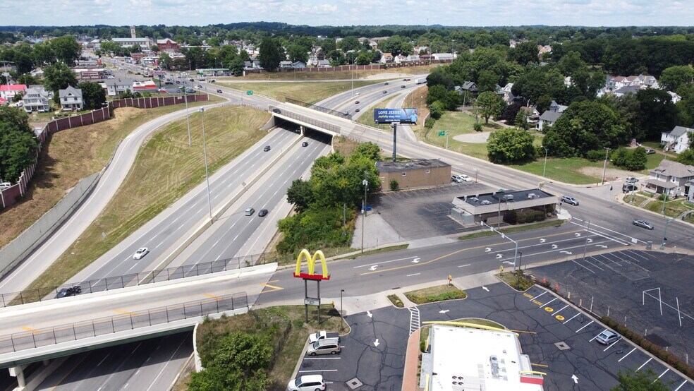 1900 Tuscarawas St W, Canton, OH à louer - Photo de l’immeuble – Image 3 sur 8