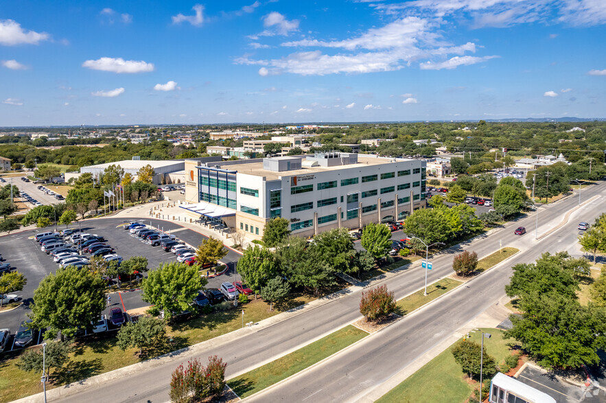 21 Spurs Ln, San Antonio, TX à louer - Photo de l’immeuble – Image 3 sur 4