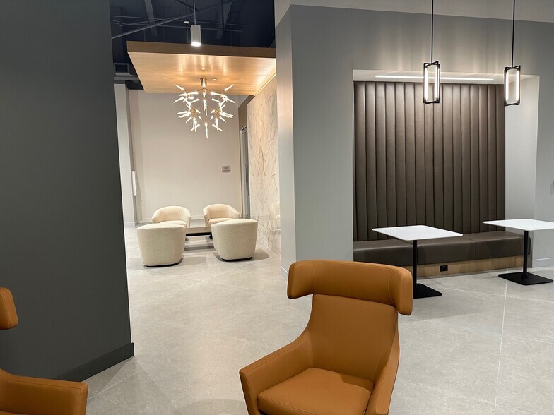 2400 N Dallas Pky, Plano, TX à louer - Photo intérieure – Image 3 sur 45