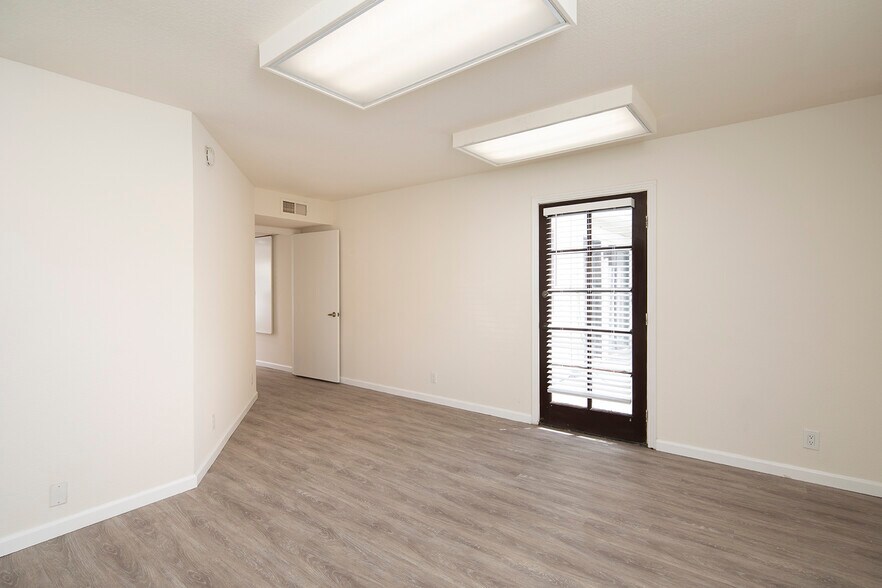 4895 Cass St, San Diego, CA à louer - Photo intérieure – Image 3 sur 12