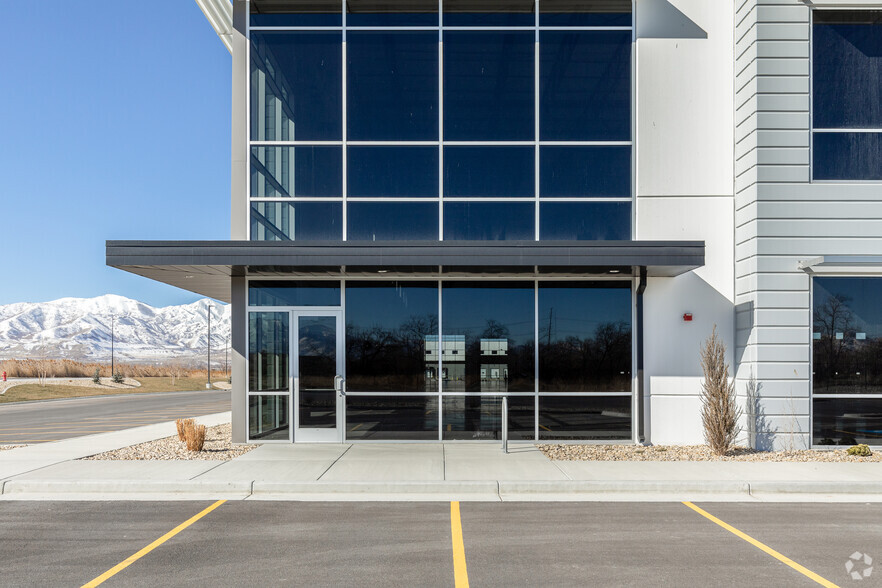 6162 W Beagley Rd, West Valley City, UT à louer - Photo de l’immeuble – Image 2 sur 6